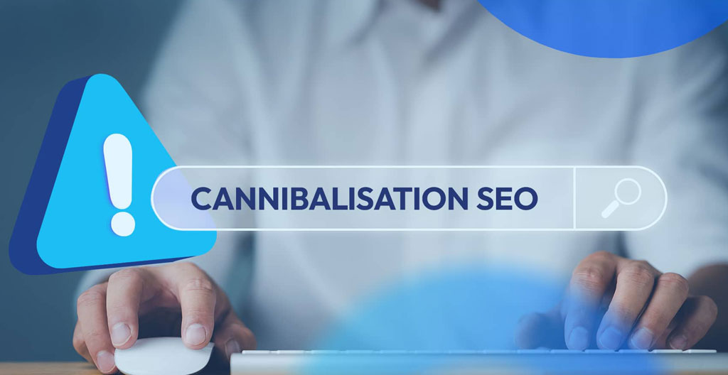 Balance à fléau en équilibre avec cubes SEA bleu et SEO vert et sphère dorée centrale symbolisant l'arbitrage stratégique